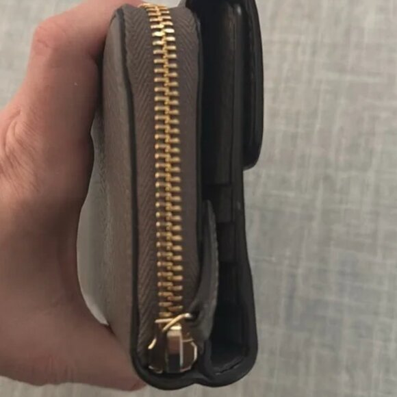 Like New Gucci Zip Around Long Multi Pocket Clutch Leather Wallet Organizer - Picture 6 of 6